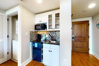 Fourth-floor studio with shared pool fast WiFi washer&dryer & central AC - 5