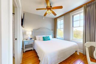 Fourth-floor studio with shared pool fast WiFi washer&dryer & central AC - 1