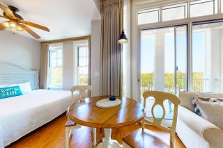 Fourth-floor studio with shared pool fast WiFi washer&dryer & central AC - 3