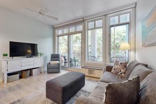 Open and attractive condo near beach with shared pool & hot tub - 0