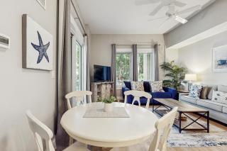 Corner units in a great location with a W&D pool hot tub spa access & AC - 1