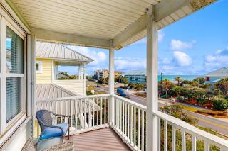 Spacious Seabreeze Trail home with gulf views & shared pool - short walk to beach - 7