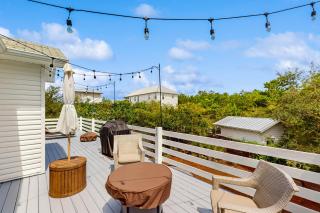 Bright coastal getaway with plenty of room and simple beach entry - 8