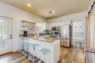 Bright coastal getaway with plenty of room and simple beach entry - 6