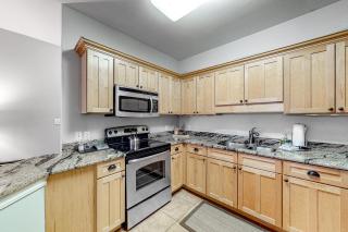 Cute roomy condo with fast WiFi AC balcony pool & heated toilet seats - 5