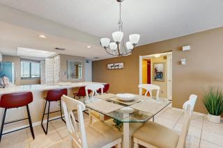 Cozy coastal condo with kitchen shared pool and beach access - 5