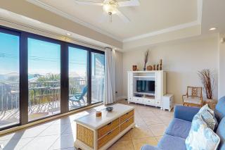 Stylish townhouse condo near the beach with full kitchen WiFi and shared pool - 3