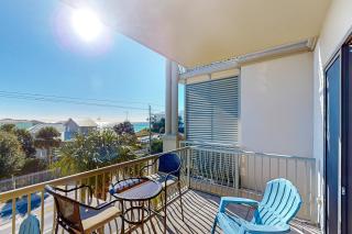 Stylish townhouse condo near the beach with full kitchen WiFi and shared pool - 9