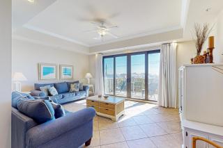 Stylish townhouse condo near the beach with full kitchen WiFi and shared pool - 0