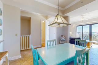 Stylish townhouse condo near the beach with full kitchen WiFi and shared pool - 1