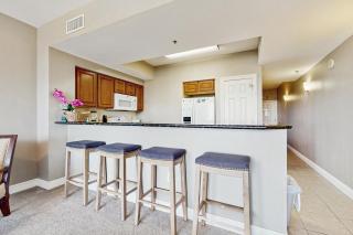 Coastal condo with a scenic balcony pool and gym access - W&D & Wifi - 3