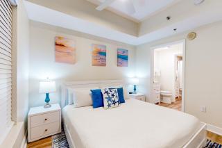 Inviting beach view condo with balcony amazing pool gym & W&D - 1