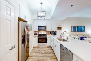 Inviting beach view condo with balcony amazing pool gym & W&D - 4