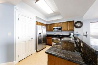 Spacious 18th-floor condo with furnished balcony shared heated pool gym & more - 4
