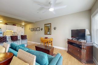 Lovely condo on the Gulf of Mexico with private balcony shared pool & tennis - 5