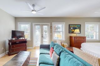 Lovely condo on the Gulf of Mexico with private balcony shared pool & tennis - 3