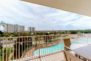 Spacious & well-equipped condo with partial ocean views shared pool gym - 9