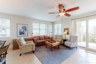 Spacious & well-equipped condo with partial ocean views shared pool gym - 0