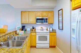 Fifth-floor condo with furnished balcony beach access & views shared pool & gym - 3