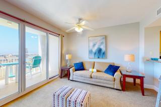 Fifth-floor condo with furnished balcony beach access & views shared pool & gym - 6