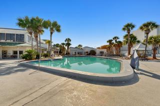 Bayside Studio with nearby outlet shopping Golf course and Community pool - 9