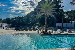 Beautiful gem at Bayou Village golf cart WiFi & resort pools - 8