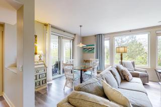 Sunlit condo with washer&dryer AC pool outdoor hot tub & beach access - 2