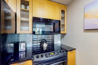 Sunlit condo with washer&dryer AC pool outdoor hot tub & beach access - 3