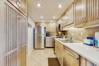 4th-floor bright Gulf-front condo with views - close to entertainment - 4