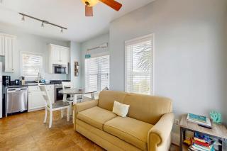 Gorgeous private coastal home with a shared pool fitness room - 8