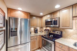 Comfortable waterfront condo with beach chairs - close to dining - 5