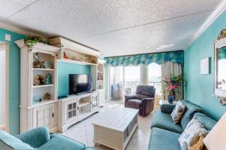Comfortable waterfront condo with beach chairs - close to dining - 8