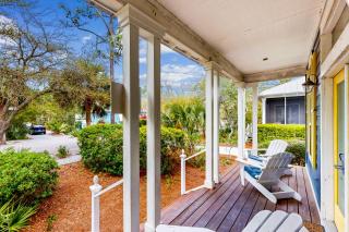 Colorful house near the beach with shared swimming pool - 8