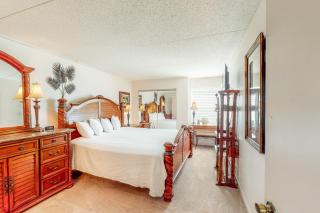 Sixth-floor condo with Gulf-front views & pool - 2