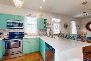 Dog-friendly bungalow with on-site pool hot tub free WiFi and washer&dryer - 2