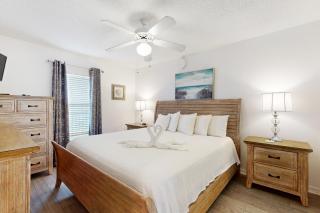 Seventh floor condo with pool access washer&dryer ocean view & central AC - 2