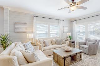 Charming home with enclosed sunroom porch central AC & W&D - near beach - 2