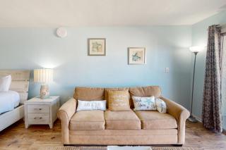 Sixth floor oceanfront condo with pool access central AC and sunset ocean view - 2