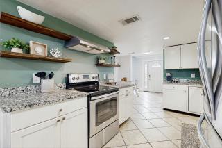 Gorgeous coastal townhome with outdoor space & close to beach - 2
