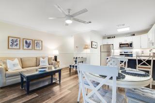 Charming condo near the beach with community pools and hot tub - 0