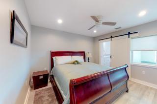 Gulf view getaway with WiFi sunroom gas grill AC & full kitchen - 1