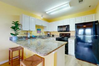 Coastal condo with free WiFi on-site pool & hot tub - close to the Gulf sands - 8