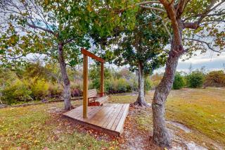 Family-friendly home with central air conditioning screened-in porch and WiFi - 8