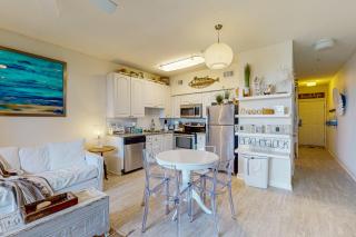 Adorable 3rd-floor cabana with gorgeous view from balcony pool and hot tub access - 3