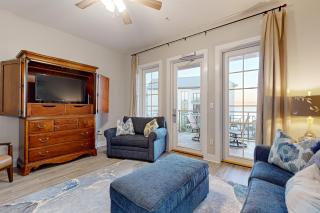Centrally located condo near shopping & the beach with shared pool & tennis courts - 3
