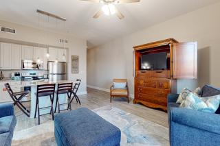 Centrally located condo near shopping & the beach with shared pool & tennis courts - 2