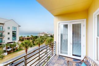 Bright condo near shopping & restaurants with tennis & shared pool - 9