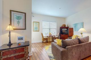 Bright condo near shopping & restaurants with tennis & shared pool - 0