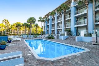 Bright condo near shopping & restaurants with tennis & shared pool - 8