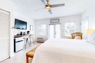 Adorable studio for two just steps from the beach - shared pool & tennis courts - 8
